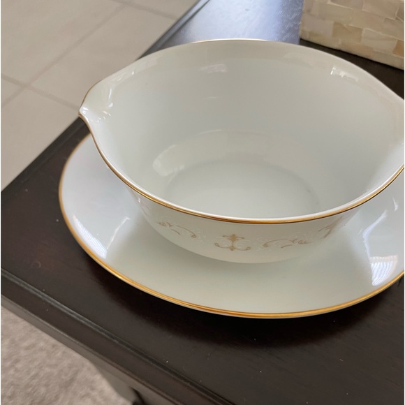 Nice White & Gold Noritake Gravy Boat - Picture 1 of 2